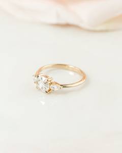 Bague de fiançailles vintage en or jaune 18 carats avec trois pierres de moissanite de 7,00 mm, taille ronde et taille poire, sertie à griffes - Product Image 5