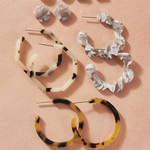 Elegant handcrafted horn earring design with traditional touch for women looking for unique sustainable fashion - Product Image 1