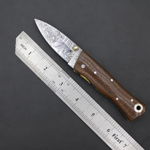 Navaja Plegable Hecha a Mano de Acero de Damasco con Mango de Cuerno de Cabra y Funda de Cuero para Uso en Exteriores - Product Image 6