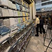 Partenaire de Sourcing Unique pour Supermarchés Thaïlandais, Magasins de Détail, Textiles de Maison, Rideaux de Douche Imprimés et Rideaux Occultants - Photos en Magasin
