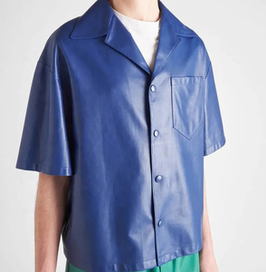 Camisa azul de manga corta con cuello personalizado y botones de imitación OEM, camisa de cuero con bolsillo en el pecho y logotipo personalizado para hombre - Product Image 3