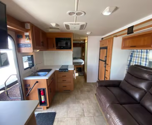 รถบ้านเคลื่อนที่รุ่น F-l-e-e-t-w-o-o-d RV F-l-a-i-r 26D ปี 2025 2024 2026 - Product Image 3