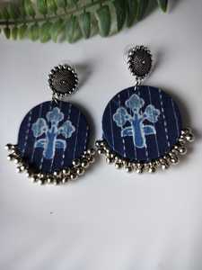 Pendientes colgantes hechos a mano de alta calidad azul marino redondo de aleación plateada ligero moderno Indie-Boho Fusion Coin - Product Image 4