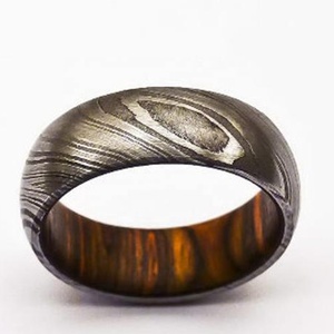 Anillo de compromiso de boda de acero damasco hecho a mano unisex de alta calidad con revestimiento interior de madera alimentado por fuente manual - Product Image 6