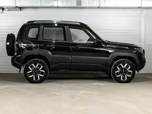 Niva Travel I Restyling 2026 (VAZ) - Faible kilométrage, moteur silencieux, transmission automatique, toit ouvrant panoramique, phares LED - Product Image 2