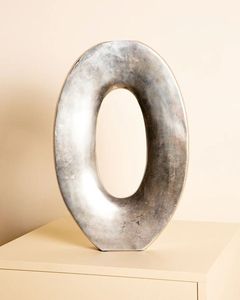 Vase en aluminium de forme unique avec finition argentée pour les thèmes de décoration modernes et classiques pour les espaces de vie - Product Image 4