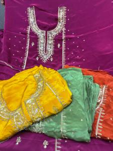 Costumes indiens de créateur modernes non cousus brodés à la main pour femmes pour les fêtes de style traditionnel - Product Image 3