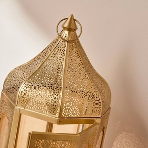 Lanterne en métal doré haut de gamme avec panneaux en verre, design de dôme marocain complexe, poignée suspendue pour la décoration de la maison de luxe - Product Image 2