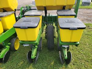 Achetez notre semoir à maïs 2 rangs John Deere 7100 à 4 rangs avec attache 3 points, idéal pour semis à sec – Vente directe usine de machines agricoles. - Product Image 3