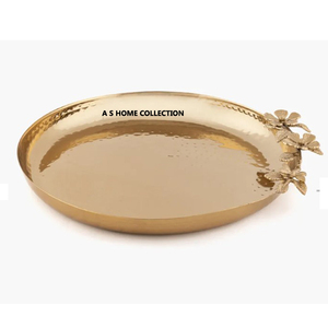 Bandeja de servicio de metal con mango lateral con diseño de forma de flores elegante con textura martillada Color dorado para suministros para eventos - Product Image 1