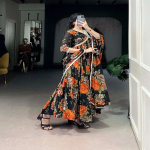 Robe de soirée élégante VASTRA COTTAGE en georgette à imprimé floral avec des détails en dentelle miroir et un dupatta assorti, tenue de fête festive - Product Image 6