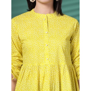 Eleva tu Estilo Casual con esta Camisa de Algodón Popelín Amarillo para Mujer, con Cuello Mao y Manga Tres Cuartos Bordada - Product Image 2