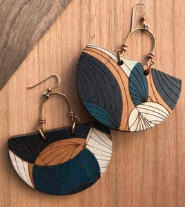 Boucles d'oreilles en métal mixte avec base en acier inoxydable et superpositions de tons dorés pour une utilisation polyvalente avec une large gamme de tenues - Product Image 3