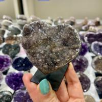 Mini Cœurs en Cristal Druzy du Brésil - Produit Unique Présenté sur Support dans la Collection d'Artisanat en Cristal