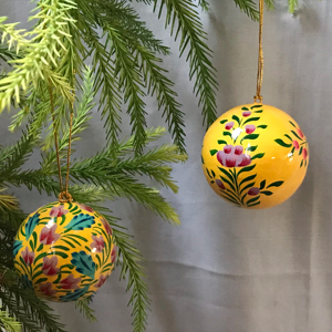 Los adornos de árbol y bolas de Navidad de Cachemira Premium elevan la decoración de sus vacaciones con elegantes adornos navideños - Product Image 1
