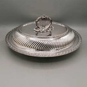 Grand plat de service en métal avec base large, parfait pour servir de grandes portions lors de fêtes, mariages et célébrations festives - Product Image 1