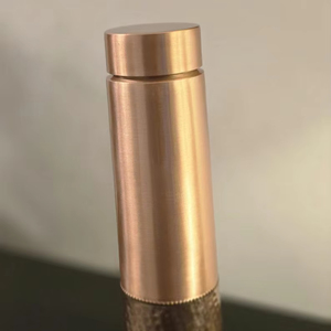 Bouteille d'eau en cuivre pur 950ml 32oz avec sac en toile 100% cuivre pour l'hydratation disponibilité en gros - Product Image 1