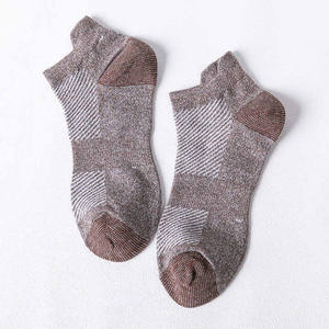 Chaussettes de sport pour hommes antidérapantes et antibactériennes, en coton et polyester fins, absorbant la transpiration, chaussettes basses à la cheville - Product Image 4