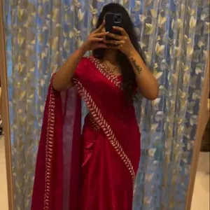 Sari di design in morbida seta con filo da ricamo lavorato con lavoro tagliato firmato per abiti da sposa sari, abbigliamento da festa saree Outfit