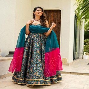 Vestido Anarkali de Seda Organza con Estampado Digital VASTRA COTTAGE, con un Amplio Vuelo de 8 Metros y un Elegante Dupatta de Organza, Ropa de Diseñador - Product Image 2