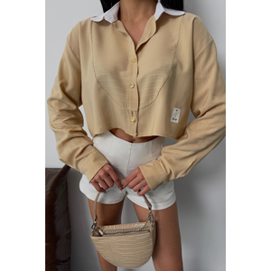 Camisa Corta Beige para Mujer con Cuello Blanco y Detalle de Etiqueta - Product Image 5