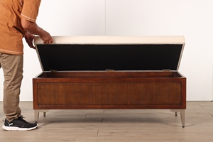 Experimente la elegancia moderna del taburete otomano Ardena, que combina calidad artesanal con la colección de muebles para sala de estar, duradero. - Product Image 2