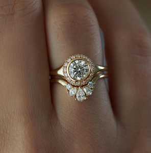 Anillo de Halo Minimalista con Moissanita de Corte Redondo y Banda a Juego, Conjunto de Anillos de Boda de Oro Sólido de 14K, Estilo Vintage, Conjunto Nupcial Delicado - Product Image 1