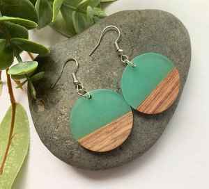 Boucles d'oreilles en résine et bois faites à la main pour femmes, bijoux légers et tendance, accessoires de déclaration et idées cadeaux - Product Image 3