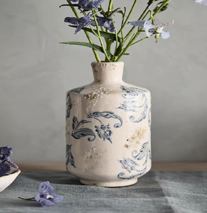 Jarrón de cerámica a rayas rojo y crema para un aspecto moderno. Disponible a precios de mayoreo - Product Image 3