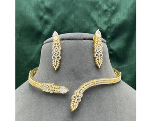 Gargantilla Glamorosa de Alta Calidad Chapada en Oro con Circonitas, Juego de Aretes para Compromiso, Boda, Aniversario, Fiesta, Regalo para Mujer - Product Image 2