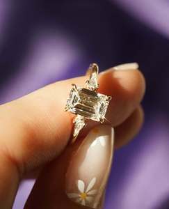 Compromiso Boda 2ct Emerald Cut Solitaire Lab Grown Diamond Anillos para mujeres en plata y oro sólido - Product Image 4