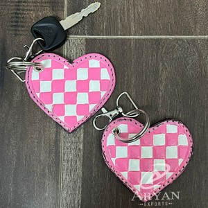 พวงกุญแจรูปหัวใจลายตารางหมากรุกสีชมพูและสีขาวสุดหรูพวงกุญแจหนังวัวแบบใช้มืออุปกรณ์เสริมกุญแจย้อนยุค - Product Image 1