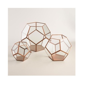 Nuevo artículo Linterna de Vela decorativa de metal y vidrio en marco de alambre con acabado dorado con forma geométrica para decoración de interiores - Product Image 1