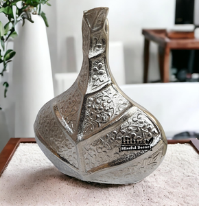 Impresionante jarrón de aluminio en tonos oro rosa con detalles de cristal claro y texturizado, perfecto para agregar glamour a la decoración del hogar - Product Image 4