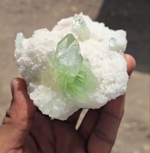 Piezas de espécimen mineral natural de alta calidad con punta de apofilita verde de la India - Product Image 1