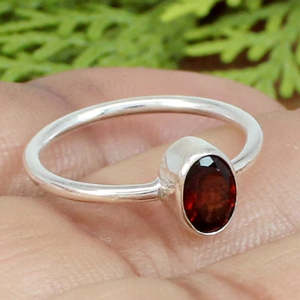 Anillo de hombre estilo bohemio hecho a mano de Plata de Ley 925 con piedras preciosas rojo granate natural al por mayor corte ovalado rodio IGI certificado 7x5mm - Product Image 1