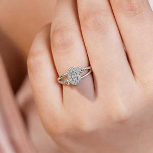 Anillo Geométrico de Platino con Baño de Rodio para Hombre, con Diseño de Diamante de Corte Ovalado, para Compromiso o Promesa - Product Image 2