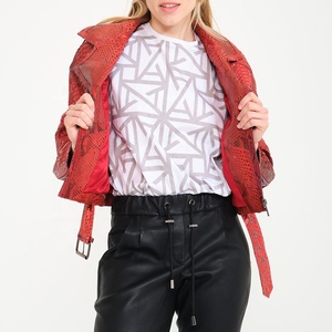 Échantillon personnalisé veste en cuir de serpent rouge OEM recadrée texture python pour femmes vêtements d'extérieur élégants coupe ajustée de style motard - Product Image 4