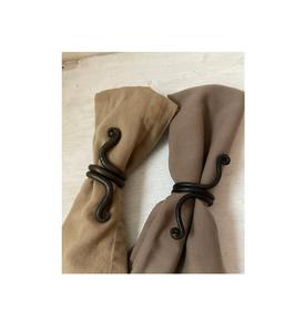 Servilletero de metal de diseño antiguo clásico con toques forjados a mano para fiestas rústicas elegantes y cenas en casa de lujo - Product Image 3