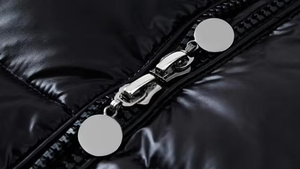 Chaqueta Acolchada Negra Brillante para Hombre con Capucha, Bordada, de Poliéster y Nailon, Elegante y Abrigada para Aventuras al Aire Libre - Product Image 5