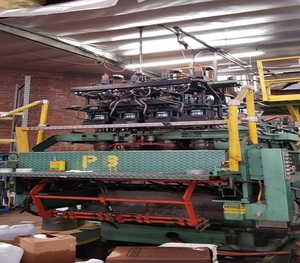 Machine de moulage par soufflage U-n-i-l-o-y 3-5-0-R-2-V-2 en parfait état de fonctionnement, prête à la vente maintenant. Achetez et utilisez immédiatement. - Product Image 1