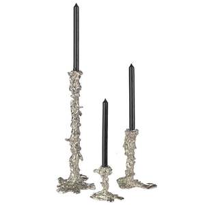 Bougeoir minimaliste en métal avec une forme linéaire élégante et un revêtement noir mat, parfait pour les intérieurs contemporains - Product Image 2