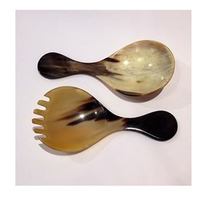 Cuchara de cuerno de textura orgánica hecha a mano herramienta de ensalada de madera ecológica para configuración de mesa de comedor decorativa o propósito de regalo - Product Image 1