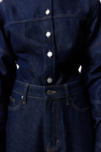 Fabricant de vêtements sur mesure pour femmes, jeans en denim à taille haute, couleur bleu clair délavé, coupe ample pour femmes - Product Image 3