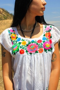 Precioso Vestido Mexicano Clásico Vintage de Algodón con Flores Bordadas a Mano, Estilo Línea A, Largo Té, con Bordados Vibrantes - Product Image 4