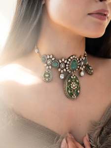 Ensemble de bijoux de mariée ethniques pakistanais tendance avec des détails classiques en acier inoxydable faits à la main et des incrustations de strass - Product Image 6