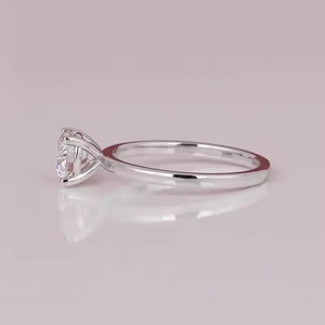 Anillo de compromiso chapado en oro macizo de 14 quilates de corte redondo estilo clásico de lujo con anillo de diamante de corte redondo cultivado en laboratorio para regalo de cumpleaños - Product Image 3