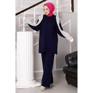 Traje de punto de dos piezas a rayas con detalle de bufanda azul marino - Product Image 2