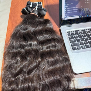 Extensions de cheveux humains Remy ondulés naturels vierges 100% d'origine indienne cuticule alignée matière première douce non transformée Temple Direct - Product Image 1