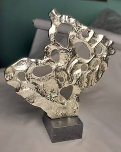 Escultura de Andrómeda Cian O Andrómeda por Cyan Design. Es un diseño de mesa con una forma abstracta y está hecho de plata. - Product Image 2